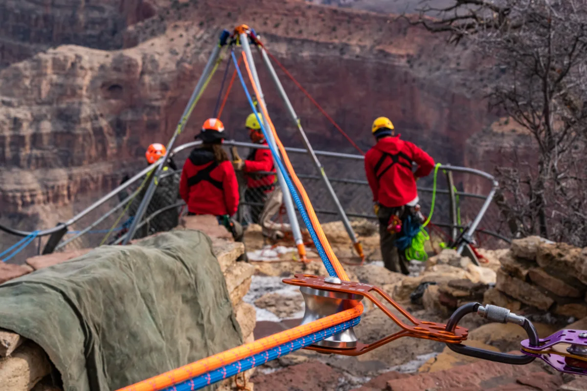 Confined-space rescue kit: harness, tripod and winch